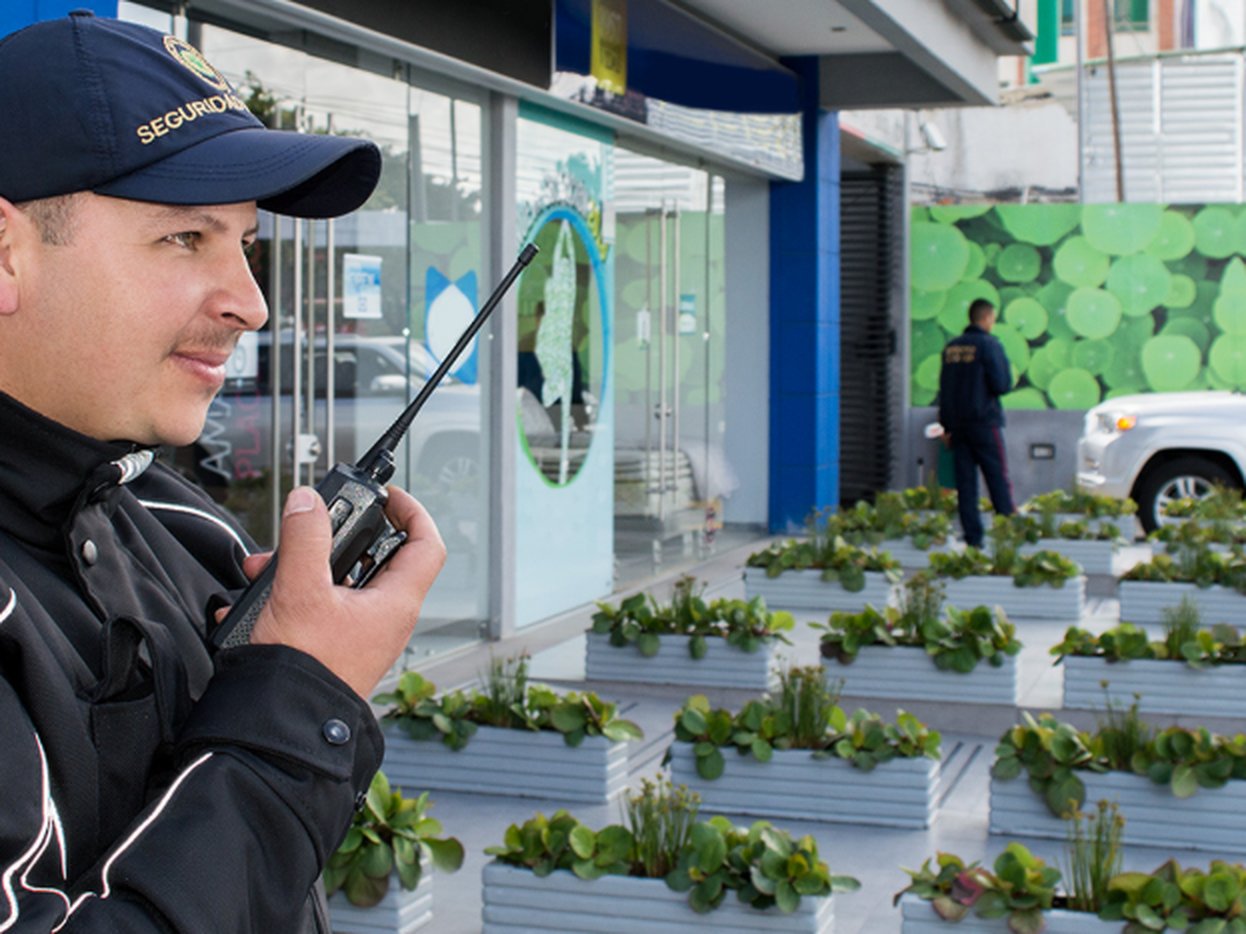 Guarda de Cooviser atendiendo a un cliente